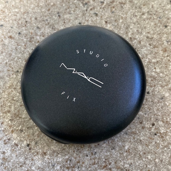 Mac Studio fix n42 foundation +free gatsby oil removing sheets - Picture 2 of 6